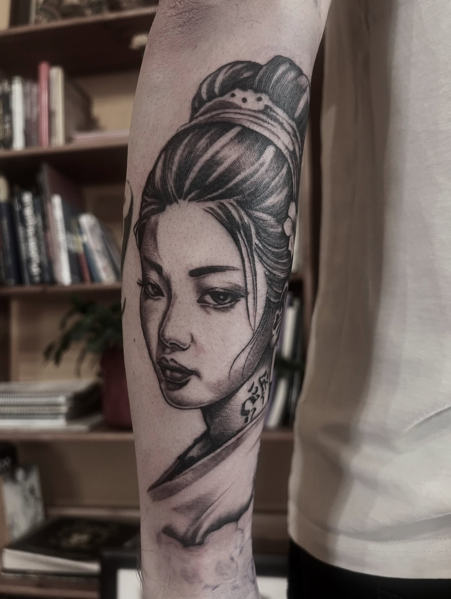 Had a lot of fun today with this @joshwilding kept the facial shading minimal to encompass the Geisha look. This is part of a sleeve which will be finished very soon, check back to see the final piece. #sleeve #sleevetattoo #blackandgreytattoo #geisha