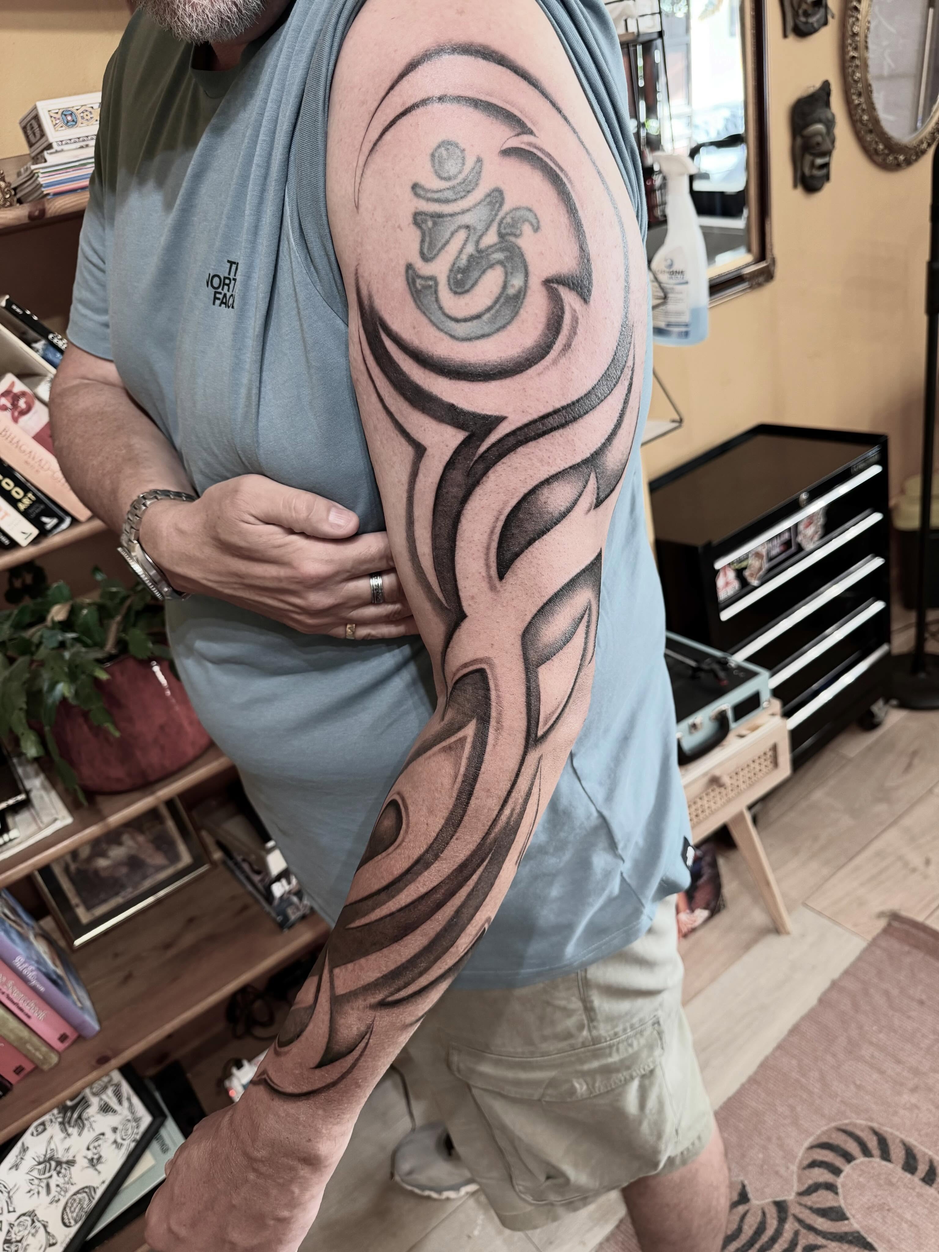 Freehand tribal, full outer arm. This took around 7 hours to complete. Thanks for the trust Martin. Made by @joshwilding #sleeve #tribal #negative