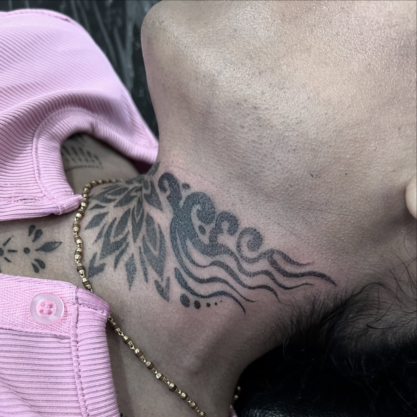 Thanks @devi.patel88 your neck tattoo is shaping up really nicely. Devi originally came in with a chest piece idea and it’s grown from there. It’s great when a client allows the freedom for a piece to evolve naturally, we don’t really have a plan for this instead just fitting each new piece to the last, I am super pleased with the results so far. #dotwork #mandala #mandalatattoo #geometrictattoo #neck #necktattoo