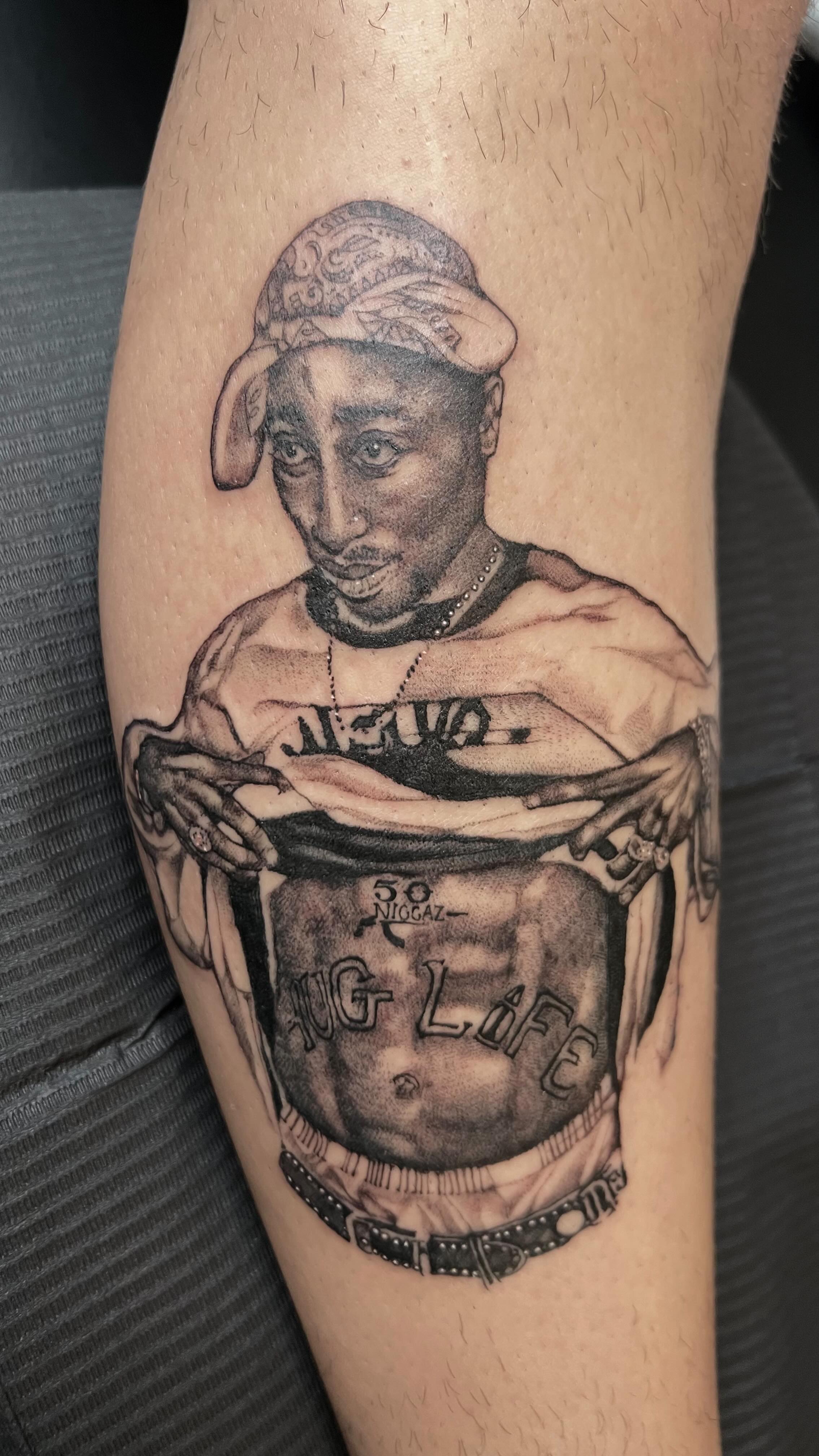 Had loads of fun doing this Tupac piece yesterday. It was challenging though. Would be keen to do more celebrities in this style. Hit me up if it’s something you’d like. #portrait #blackandgreytattoo #blackandgrey #tupac #tupacshakur #finelinetattoo