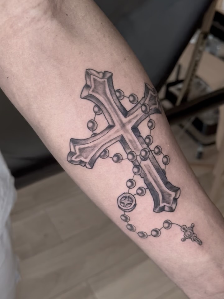 Cross and rosary beads by @mvgtattoo tattoo.

#crosstattoo #armtattoo #kenttattoo #folkestonetattoo #faith