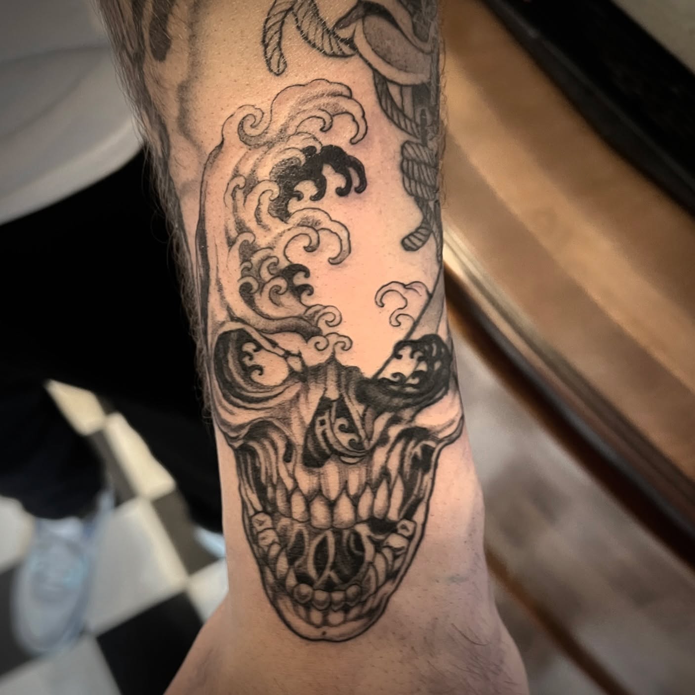Tight gap filler for Will. Really enjoyed tattooing this it’s something I’ve had saved for a while and knew one day the perfect place would be available. ?? #sea #waves #skull #tattoo
