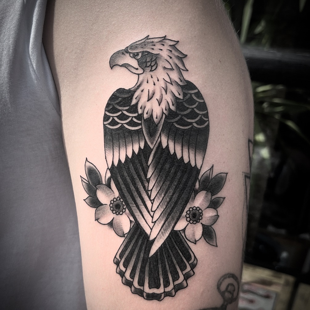 Traditional eagle based on the classic by Owen Jensen. Seen loads of these over the years and I even have one myself so it was nice to do my version. Thanks Henry. #traditional #traditionaltattoo #traditionalart #eagle #blacktattoo #blacktattooart #boldtattoos #bold #boldwillhold