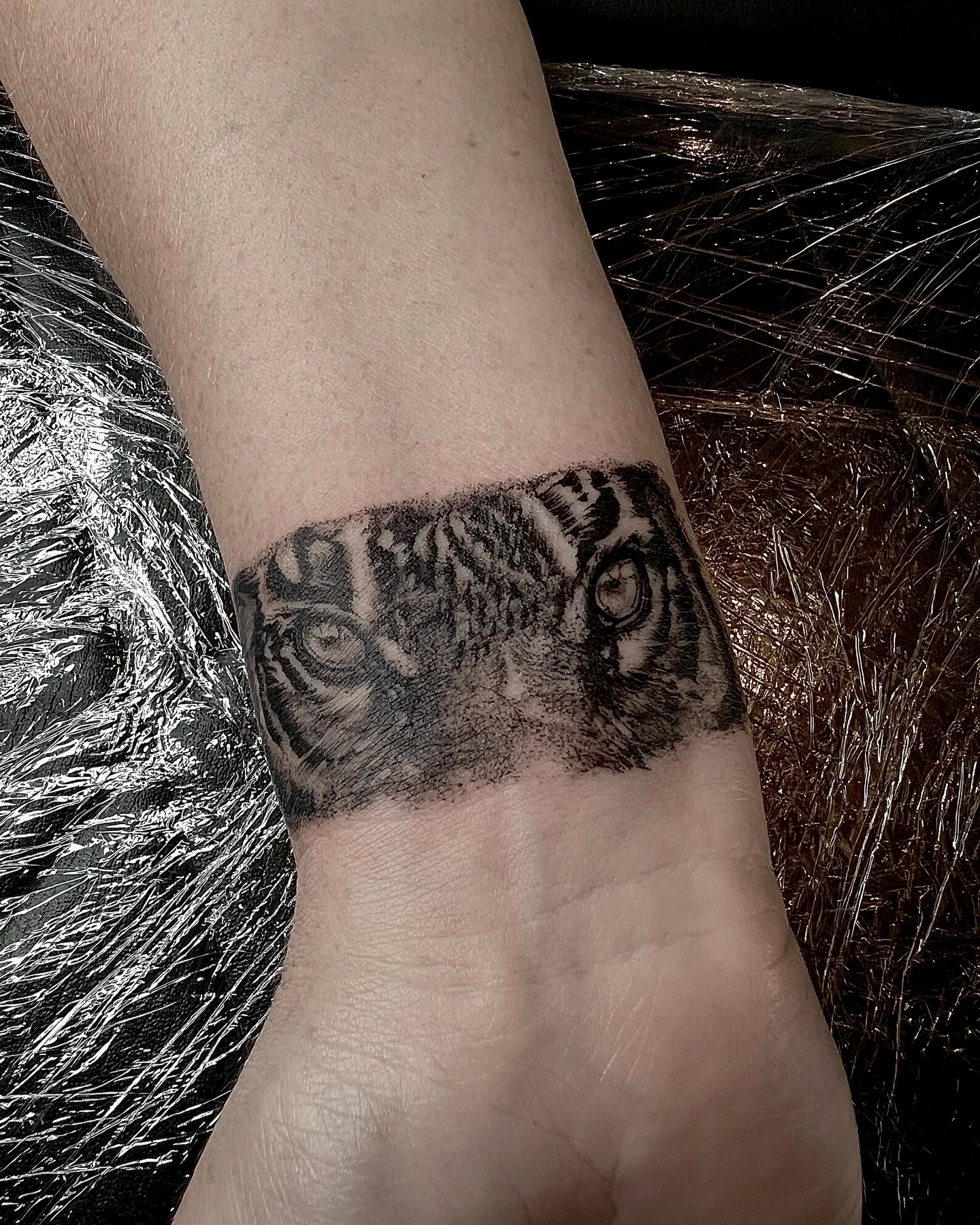 Always love tattooing a tiger. Thanks Sara for getting this, difficult but enjoyable, piece. #tiger #tigertattoo #blackandgreytattoo #blackandgrey #fineline #finelinetattoo #realism #realistic #realistictattoo