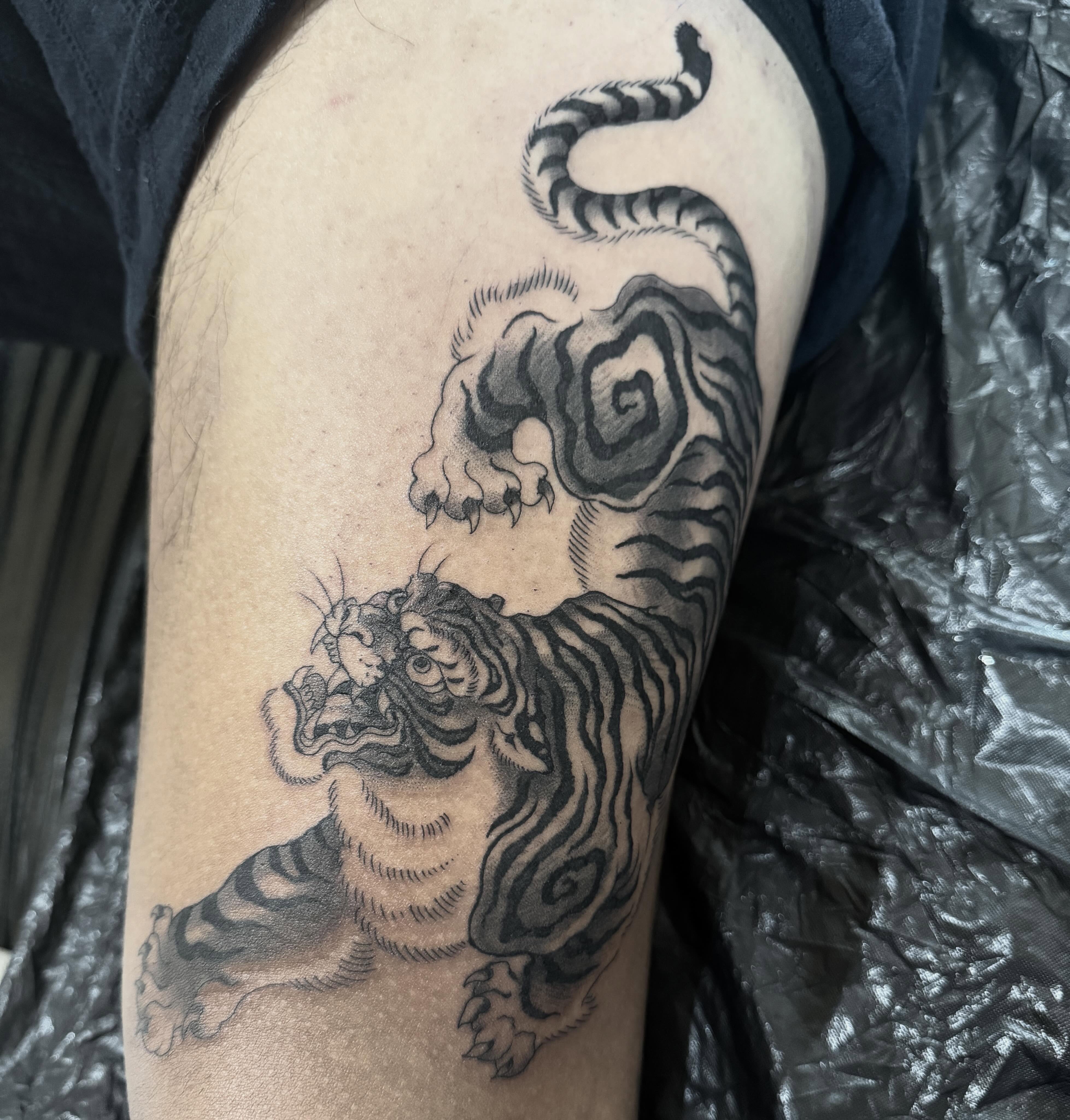 Thanks Neil. Cool idea. Leg tattoos are a perfect addition to a pair of shorts this summer ? by @joshwilding #tiger #traditional #tattoo #japan #fineline